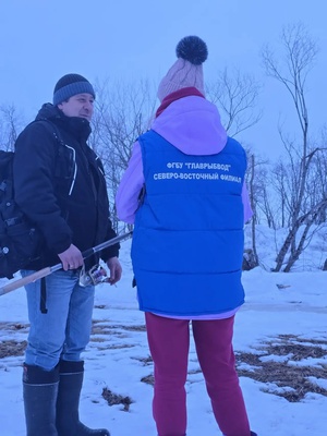 Сотрудники отдела любительского рыболовства Северо-Восточного филиала ФГБУ «Главрыбвод» проводят разъяснительную работу с рыбаками-любителями и рассказывают об опасности тонкого льда