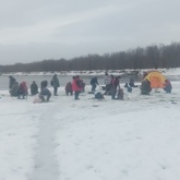 Любители подледного лова уверены, что на природе ничего плохого с ними не случится и свежий воздух им не мешает